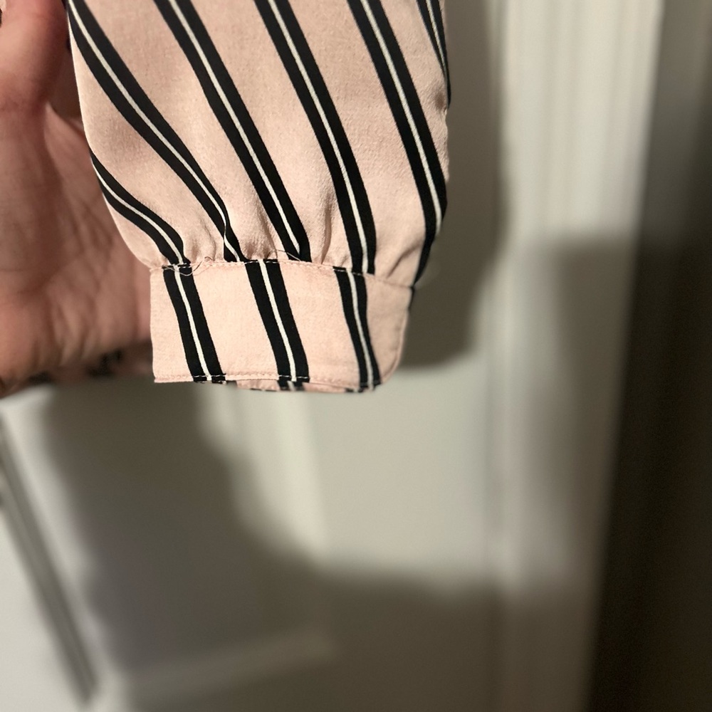 Anne Klein V neckline 100% polyester pink and black stripe shirt size large - Picture 2 of 6